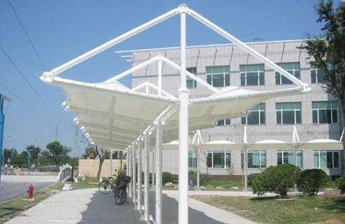 張拉膜結(jié)構(gòu)車棚的安裝步驟都有哪些？